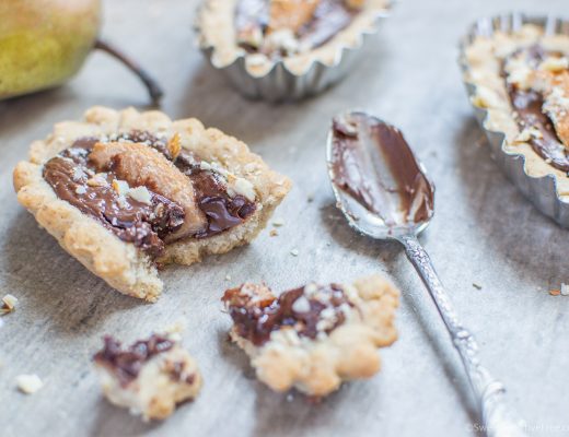 Crostata Crostatine senza glutine burro uova vegan cioccholata pere farine naturali
